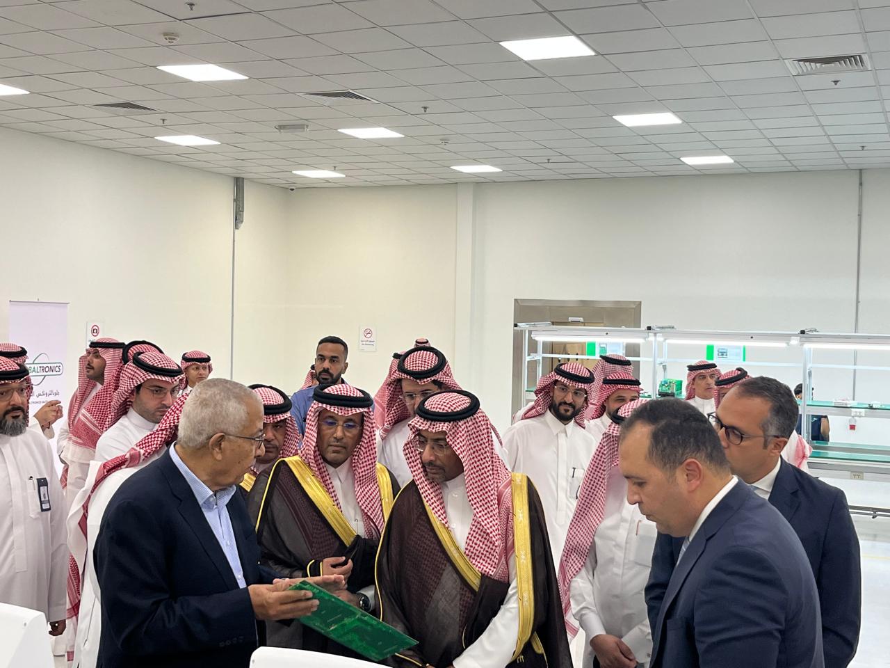 وزير الصناعة السعودي يشيد بالتقنيات المتقدمة لمصنع
